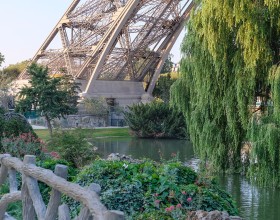 Vista de la base del pilar este de la Torre Eiffel